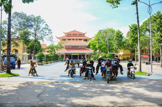 Continuing to support people in need in the Covid-19 pandemic of Hoang Phap Pagoda (series 4)
